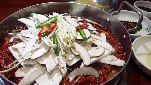 ▲ 1인분 1만3천원인 버섯낙불삼철판볶음. 재료를 건져 먹은 다음 매콤한 양념에 비벼 먹는 볶음밥이 일품이다.