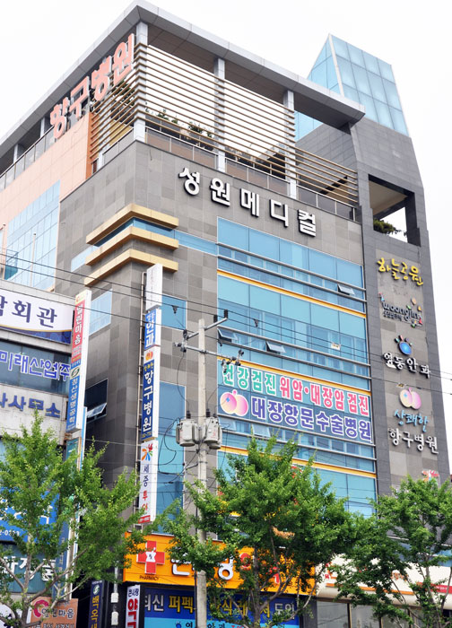 ▲ 병원내에서 환자가 휴식을 취하고 있다.