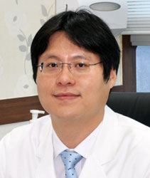 ▲ 상쾌한항구병원 권혁용 원장이 환자에게 초음파 진료를 실시하고 있다.
