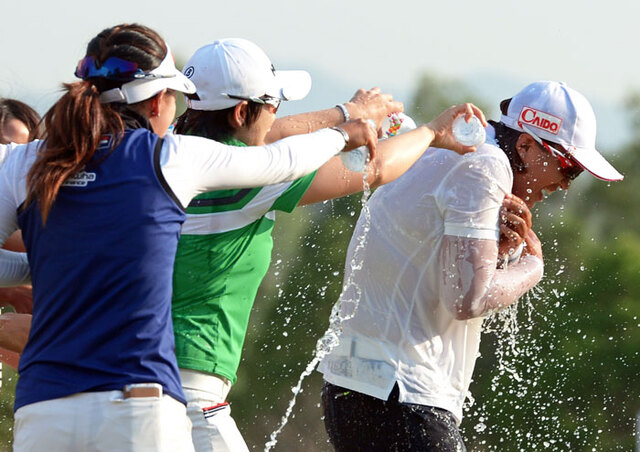 ▲ 양희영이 LPGA 혼다 타일랜드대회 우승 트로피를 들어보이고 있다. <br /><br />/연합뉴스