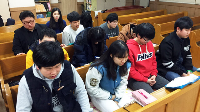 ▲ 포항하늘소망교회 청년들이 한반도 통일을 위해 기도하고 있다.