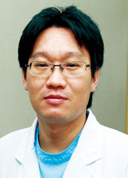 ▲ 의료진이 장비를 이용해 환자를 진료하고 있다.