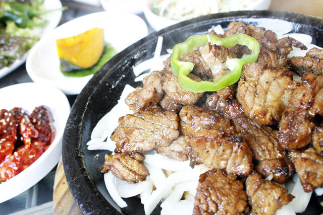 ▲ 직화구이한 국내산 돼지석갈비. 1인분 250㎢ 1만1천원으로 밥 별도. 칼집을 낸 살코기 사이로 간장 양념과 불맛이 배어 있다.