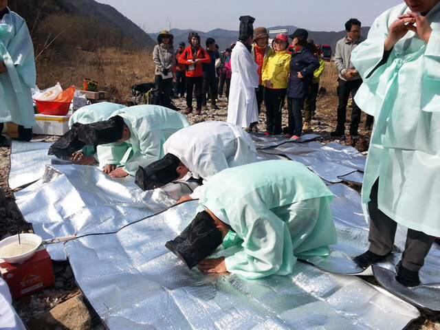 ▲ 시산제를 지내는 영남CEO아카데미산우회 회원 간부들.