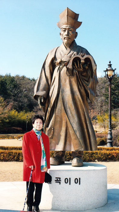 ▲ 신사임당(申師任堂)의 아들이요, 조선조 중기의 대학자·정치가인 율곡(栗谷) 이이(李珥)의 동상이 강릉 오죽헌(烏竹軒) 안에 세워져 있다. 동상 뒤에는 유난히 검푸른 소나무 숲이 싱싱하게 우거져 있어 `오죽헌`이라 이름지었다 한다. 율곡 동상 앞에선 이영희 교수.