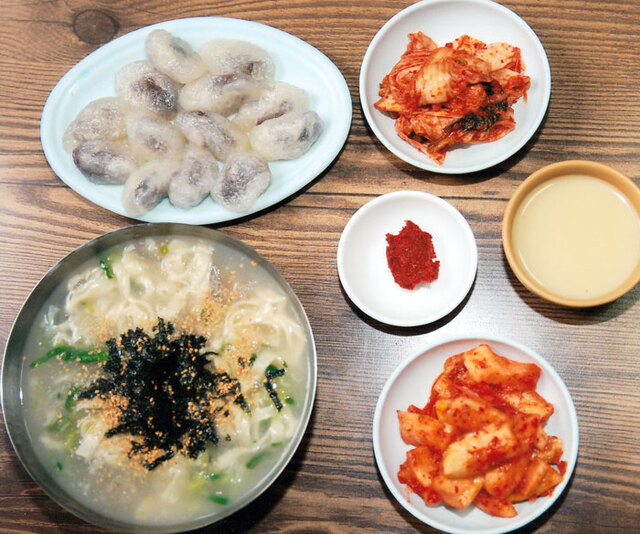▲ 감자 옹심(아래쪽 왼편)과 감자 쑥떡(위쪽 왼편) 한상차림. 맨 오른쪽은 막걸리.