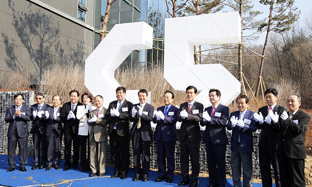 ▲ 경북도는 미래 먹거리산업의 성패가 과학기술에 달렸다고 보고 미래형 ICT인력양성에 주력하고 있다. 사진은 포스텍의 융합연구동 C5동 준공식.