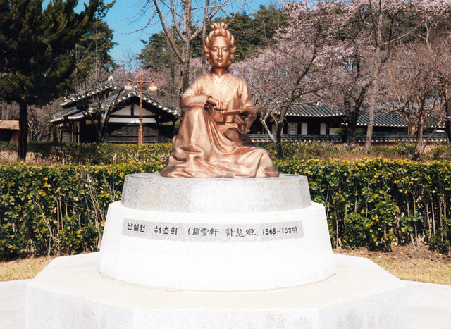▲ 생가 마당에 세워진 난설헌 허초희의 동상.