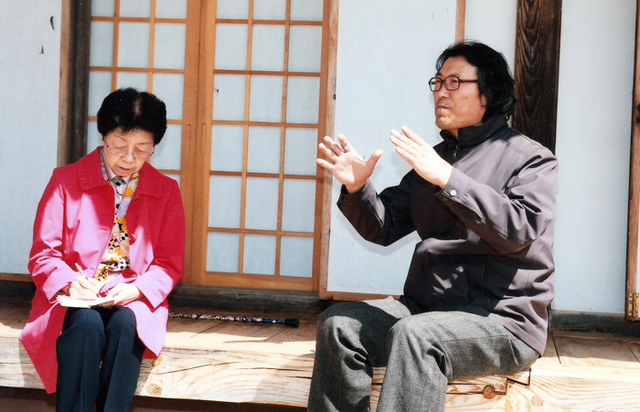 ▲ `교산·난설헌 선양회` 이사장 전순표씨(오른쪽)를 취재하는 이영희 교수.