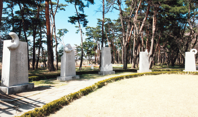 ▲ 우거진 솔밭 마당에 세워진 허균 문인·학자 5형제의 시비(詩碑).