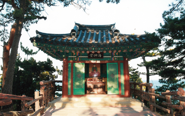 ▲ 해신당공원의 여성 해신을 모시고 있는 신당.