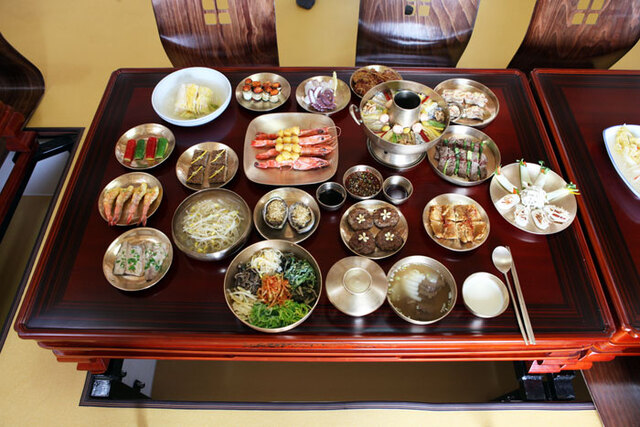 ▲ 예미정 맛체험장에서 개발한 안동 종가음식 상차림. 퓨전 종가음식의 메뉴를 정갈하게 차렸다.