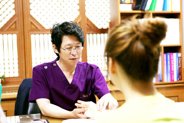▲ 여성의학과 김동철 교수가 환자를 진료하고 있다.