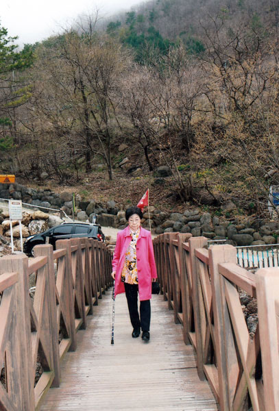 ▲ 삼척시 환선굴 앞 계단을 오르고 있는 이영희 교수.