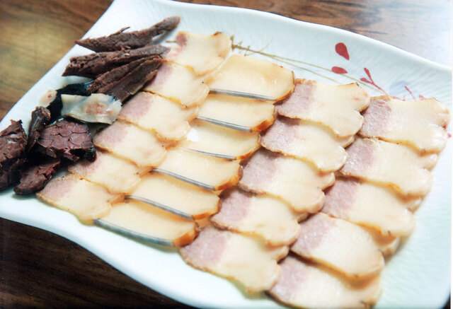 ▲ 바닷가의 식당 밥상에 오른 고래고기 술안주.