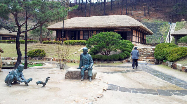▲ 김유정문학촌 생가 앞 작품을 소재로 한 조각작품.