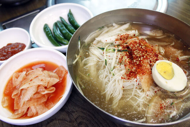 ▲ 닭을 삶아 우려낸 육수를 얼려 슬러시처럼 담아낸 닭냉국수. 얼음육수 덕분에 면발이 더욱 쫄깃한 것이 특징이다.