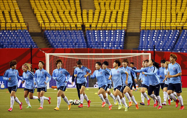 ▲ 대한민국 여자 축구 대표팀 선수들이 9일 오전(한국시간) 캐나다 몬트리올 올림픽 스타디움에서 즐거운 표정으로 마지막 훈련을 하고 있다. 우리나라는 한국시간 10일 오전 2015 캐나다 여자 월드컵 조별리그 E조 브라질과의 예선 첫 경기를 치른다. <br /><br />/연합뉴스