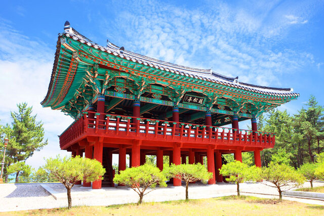 ▲ 월송정 너머엔 쪽빛 바다가 출렁인다.