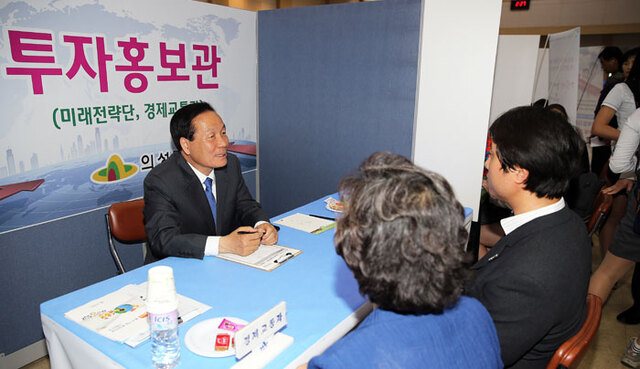 ▲ 김주수 의성군수는 민선6기 취임 1년간 주민들과 소통하는 정책을 통해 지역경쟁력 강화에 나서고 있다. 김주수 군수가 기업애로 박람회에서 주민들과 소통하고 있다.<br /><br />
