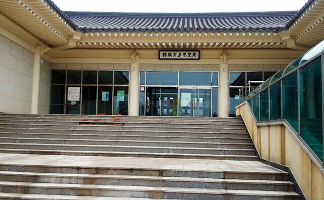 ▲ 경주 동리목월문학관 관광활성화를 위해서는 치밀한 계획을 바탕으로 특색을 살려 차별화된 박물관을 운영하면서 더불어 우수한 프로그램을 지속적으로 발굴하기 위한 연구가 이어져야 할 것으로 보인다. 이 같은 우수한 프로그램은 대중들에게 어필하면서 문학의 저변을 확대해 지역 관광활성화에 적지 않은 공헌을 할 것이다. 사진은 동리목월문학관 전경.