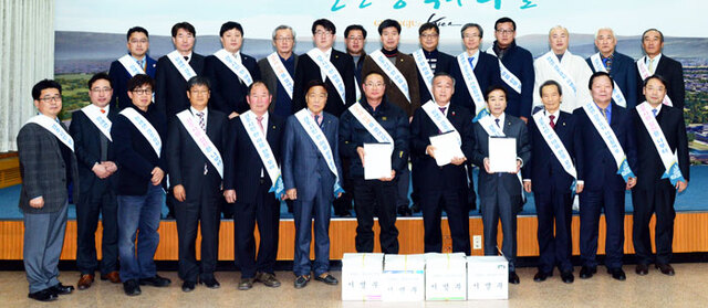 ▲ 원해연 경주유치위원회가 지난해 12월 원자력해체연구센터 경주 유치를 위한 전체회의를 가진 뒤 기념촬영. <br /><br />
