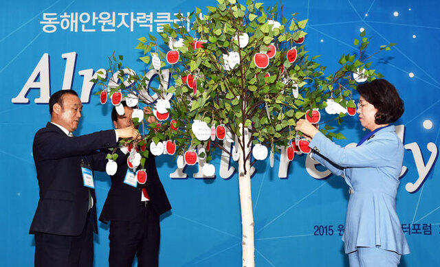 ▲ 최양식 경주시장<왼쪽> 등 기관단체장들이 원자력해체연구센터 경주 기원을 담은 열매를 소원나무에 걸고 있다. <br /><br />