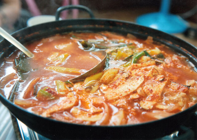▲ 구수한 고래고기 고추장찌개 한냄비.