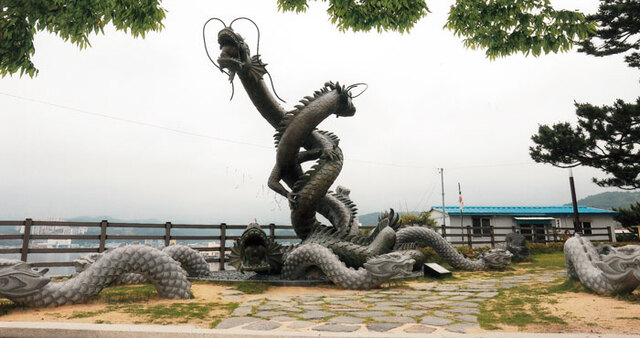 ▲ 구룡포 바다를 내려다보는 언덕위에 세워진 `구룡(九龍)` 동상.