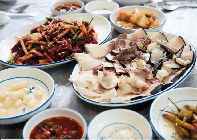 ▲ 맛깔스러운 밍크고래고기 수육(오른쪽)과 고추장버무림(왼쪽).