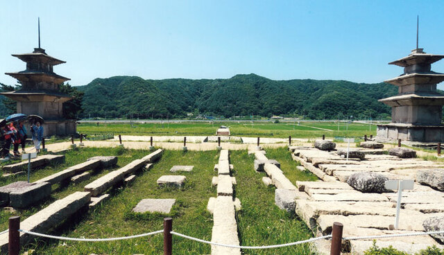 ▲ 감은사(感恩寺) 터와 국보 제112호 삼층석탑