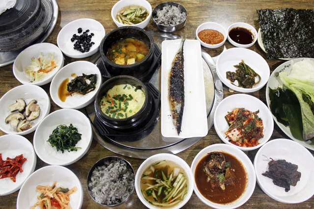 ▲ 섬안정참숯갈비의 점심특선 메뉴인 가마솥정식 한상차림. 청송 약수로 가마솥에 지은 밥맛이 구수하다.