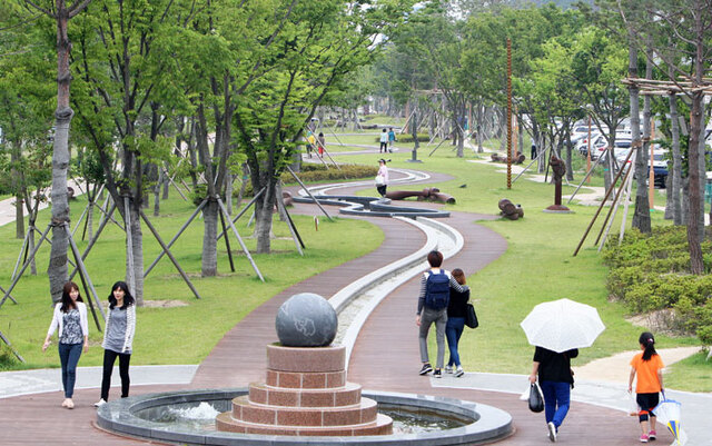 ▲ 폐철도 부지를 이용한 도시숲.