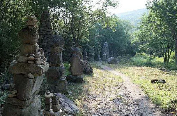 ▲ 등산로 사이에 세워진 돌탑군.
