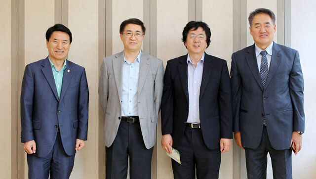 ▲ 포항제일교회 이상학 담임목사는 22일 폐 이식 수술을 받고 치료 중인 한동대 최지성 교목의 수술비와 치료비로 사용해 달라며 1천만 원을 한동대 장순흥 총장(왼쪽에서 세번째)에게 전달했다.