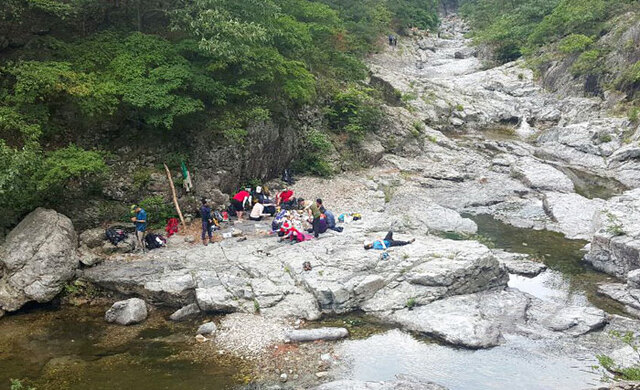 ▲ 울진 백암산(1천4m)은 `천사의 산`이다. 산자락 아래 `신선이 머물던 터` 신선계곡에는 여름이면 등산객들로 넘쳐난다. 빼어난 풍광에 물소리조차 맑으니 선지(仙地)가 따로 없다.