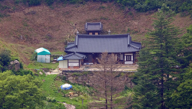 ▲ 사불암에서 바라본 묘적암.