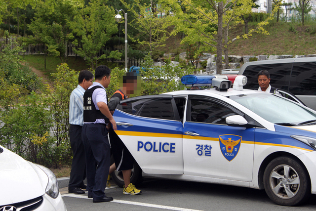 ▲ 20일 오전 어린 자식을 학대한데 이어 자살소동까지 일으킨 A씨가 경찰에 긴급체포돼 호송되고 있다. <br /><br />/권광순기자
