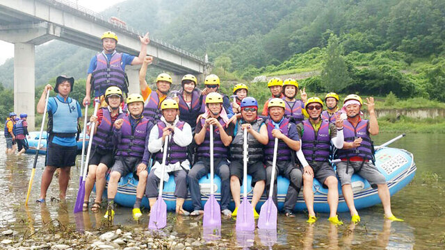 ▲ 영월 동강탐방 앞에서 경산사랑나눔산악회 회원들과 기념사진.