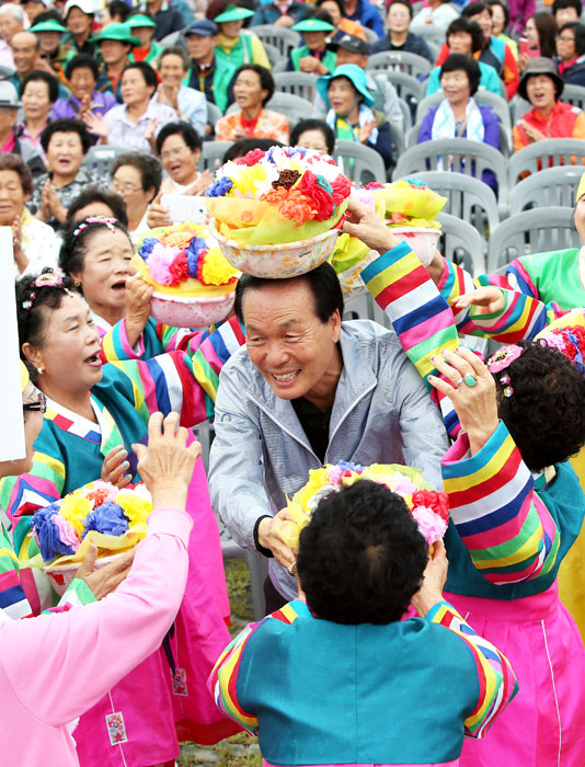 ▲ 식전공연에서 실버공연단과 흥을 함께 나눈 김주수 의성군수.