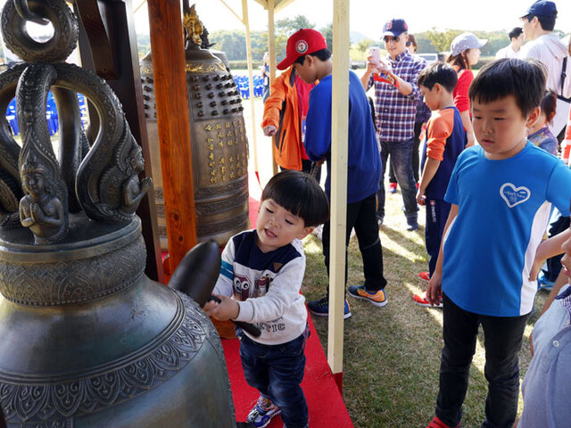 ▲ `2014 신라 소리축제 에밀레전`에서 옛것을 배우고 즐기며 체험하는 신라체험마당에 참여한 어린이가 즐거운 한때를 보내고 있다.