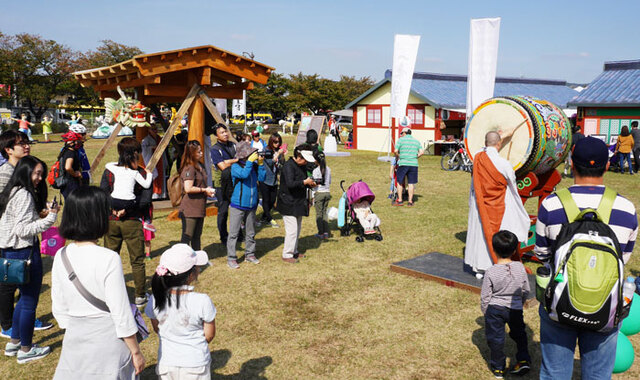 ▲ `2014 신라 소리축제 에밀레전`에서 관람객들이 스님들의 공연을 관람하고 있다.