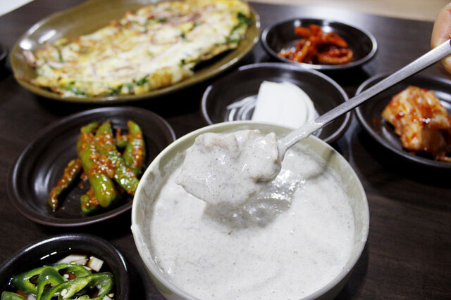 ▲ 검은깨와 검은콩, 꿀, 찹쌀도너츠를 넣고 콩물을 부어 섞어 먹는 따뜻한 콩국.