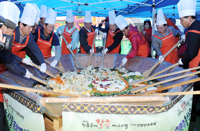 ▲ 친환경 농산물 홍보행사의 일환으로 비빔밥 2천15그릇이 관광객과 시민들에게 무료로 제공돼 눈길을 끌었다.