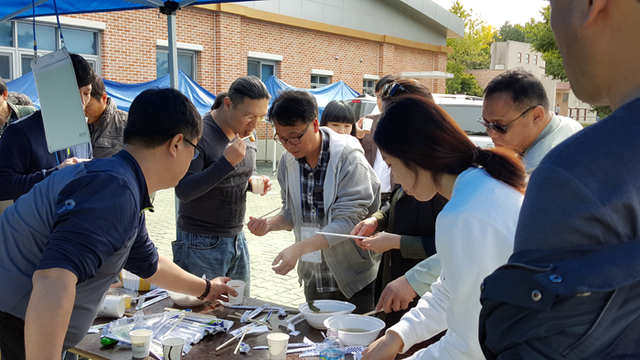 ▲ 세계한언회원들이 먹거리 장터에서 시식을 하고 있다.