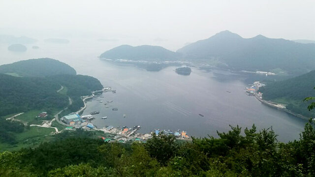 ▲ 발암산 등성이를 오르며 내려다보는 오밀조밀한 남해바다 섬들의 조망.