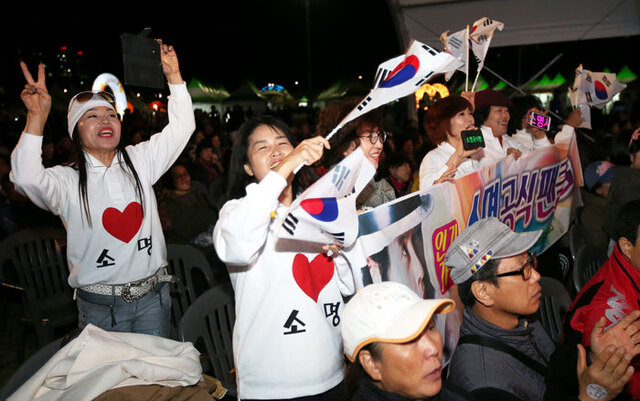 ▲ 가수 소명의 팬클럽 회원들이 열띤 환호를 보내고 있다.