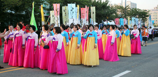 ▲ 포항문화원 문화가족들이 올해 포항국제불빛축제에서 퍼레이드를 펼치고 있다.