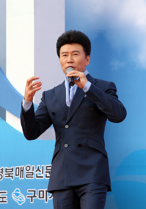 ▲ 트로트계의 신사 강진이 다양한 히트곡을 선사하고 있다.