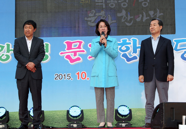 ▲ 최윤채 경북매일신문사장(왼쪽부터), 이인선 경북도경제부지사, 박의식 구미시부시장이 관객들에게 인사말을 하고 있다.